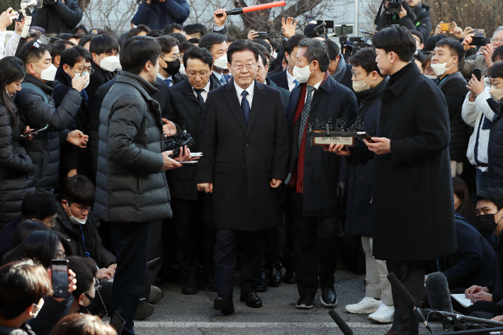 '성남FC 후원금 의혹' 사건과 관련해 더불어민주당 이재명 대표가 10일 오전 경기도 성남시 수원지방검찰청 성남지청에 피의자 신분으로 조사를 받기 위해 출석하고 있다. 연합뉴스