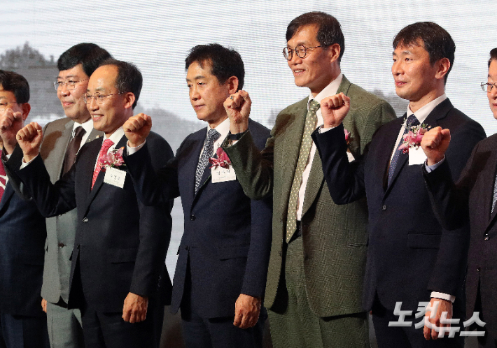 추경호 경제부총리 겸 기획재정부 장관과 금융계 수장들이 지난 3일 서울 중구 롯데호텔에서 열린 2023년 범금융 신년인사회에서 기념촬영을 하고 있다. 왼쪽부터 추경호 부총리, 김주현 금융위원회 위원장, 이창용 한국은행 총재, 이복현 금융감독원장. 류영주 기자