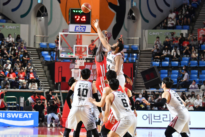 SK와 KGC인삼공사가 맞붙었던 2021-2022시즌 프로농구 챔피언결정전. KBL