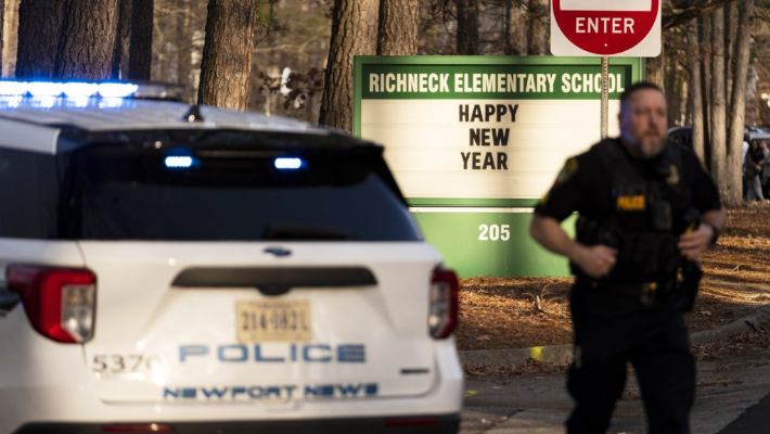지난 6일 총격이 발생한 미국 버지니아주 뉴포트뉴스시의 리치넥 초등학교에 경찰이 출동하고 있다. 연합뉴스