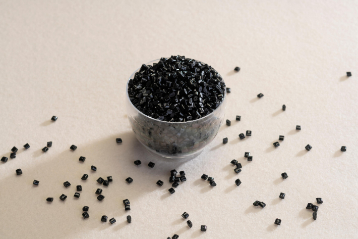 LG화학의 금속 대체 플라스틱 소재 LUCON TX5007. LG화학 제공