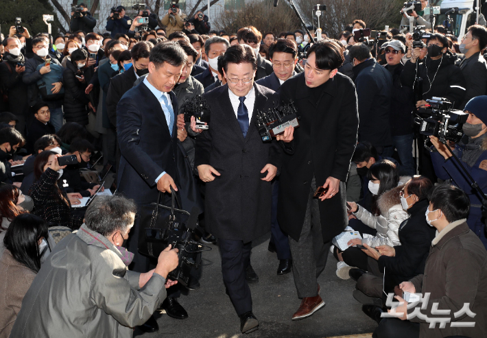 이재명 더불어민주당 대표가 '성남FC 후원 의혹'과 관련해 10일 경기도 성남시 수원지방검찰청 성남지청에 출석하고 있다. 성남=사진공동취재단