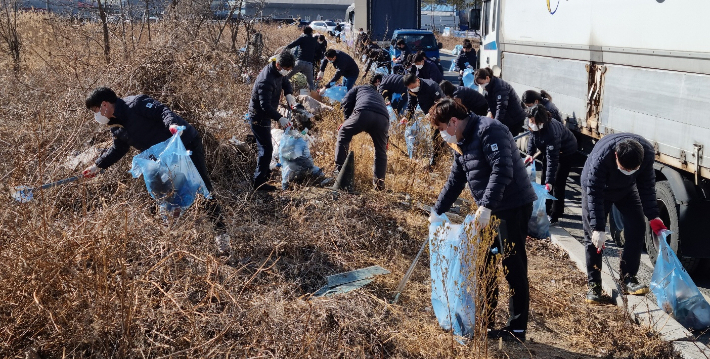 경주시청 직원들이 도로변 환경정비 활동을 펼치고 있다. 경주시 제공