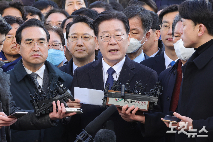 이재명 더불어민주당 대표가 10일 경기도 성남지청에 성남FC 후원금 의혹과 관련해 출석하고 있다. 성남=사진공동취재단