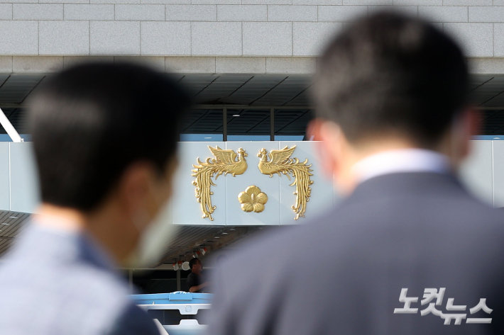 서울 용산 대통령실 집무실에 대통령을 상징하는 봉황 장식이 걸려 있다.