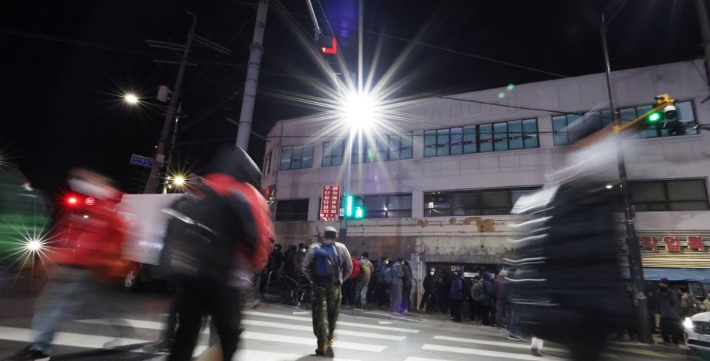 지난 2일 새벽 인력사무소가 밀집한 서울 남구로역 주변에서 일감을 구하려는 근로자들이 대기하고 있다. 연합뉴스