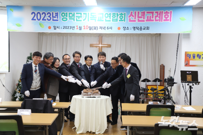 임원과 내빈들이 케이크 커팅을 하고 있다.