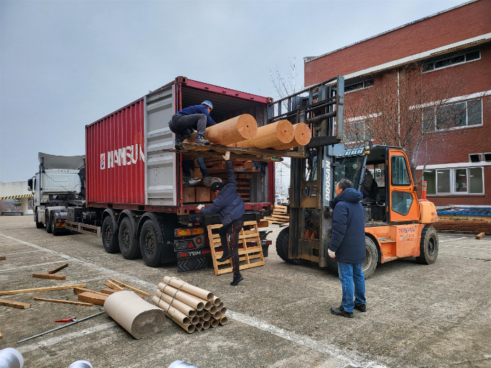 전북대는 10일 고창캠퍼스에서 필리핀에 건축할 한옥 자재를 선적했다. 전북대 제공