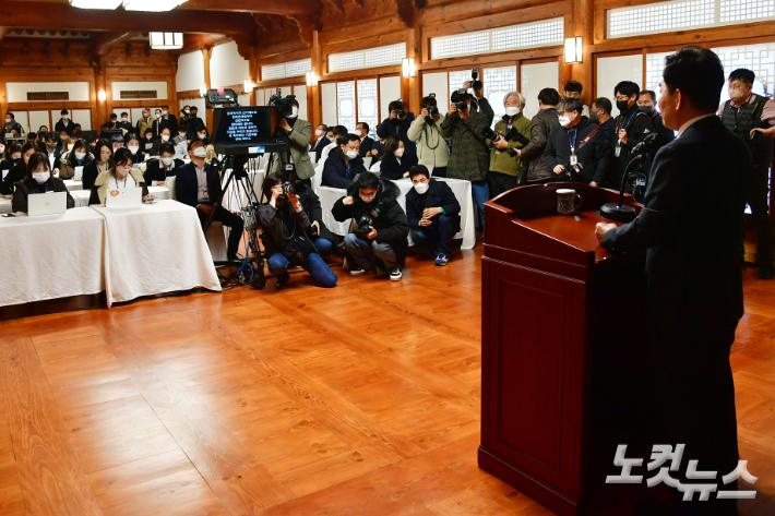 김진표 국회의장이 11일 서울 여의도 국회 사랑재에서 가진 신년 기자간담회에서 발언을 하고 있다. 윤창원 기자