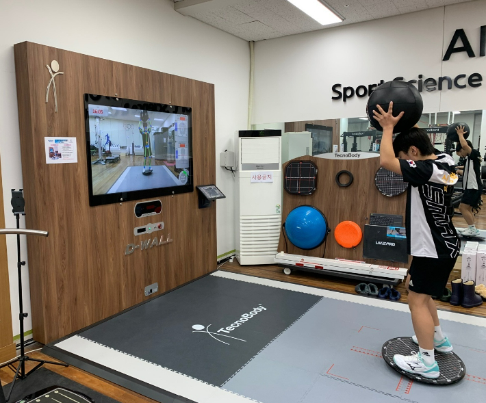 조대여고 핸드볼 선수가 스포츠과학연구원에서 인공지능 스마트 훈련장비(D-wall)로 전문체력 훈련을 받고 있다. 광주시 체육회 스포츠과학연구원 제공 