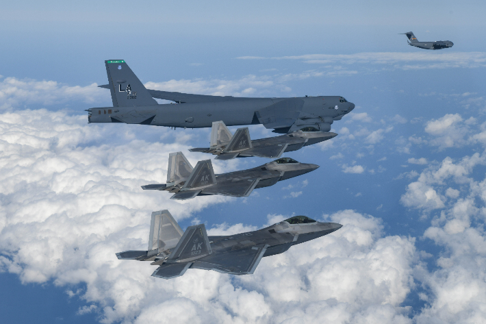 한반도에 전개해 우리 공군과 연합훈련을 벌이고 있는 미 공군의 F-22 스텔스 전투기와 B-52H 전략폭격기. 국방부 제공