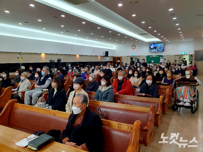 새에덴교회 교인 20여 명이 11일 오후 참전용사와 국가유공자, 환우 가족들을 위로하기 위해 서울 강동구 중앙보훈병원을 찾았다. 