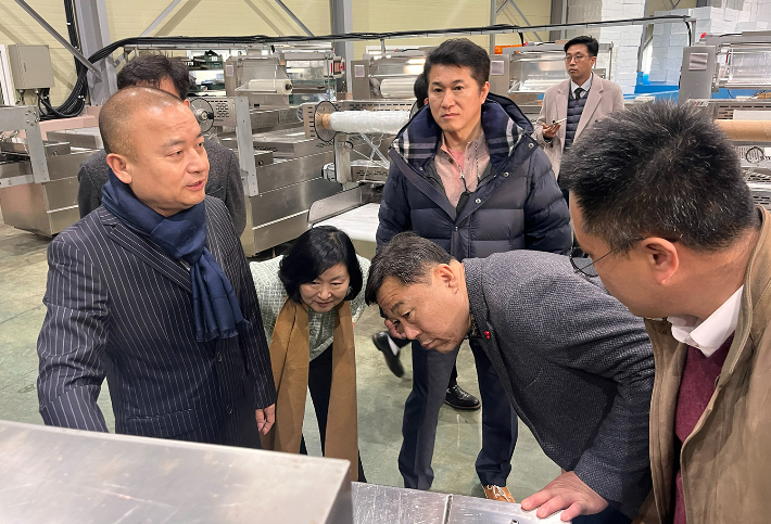 김종훈 동구청장이 (주)돌고래냉동수산공장 내 냉동·냉장 해산물 가공 방식을 둘러보고 있다. 울산 동구청 제공