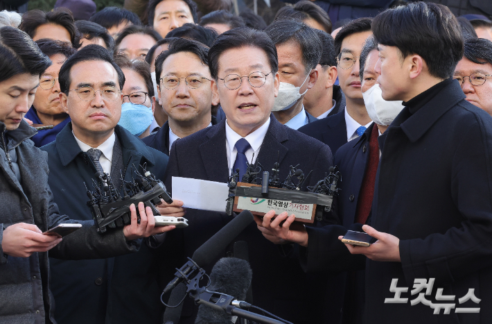 이재명 더불어민주당 대표가 10일 경기도 성남지청에 성남FC 후원금 의혹과 관련해 출석하고 있다. 성남=사진공동취재단