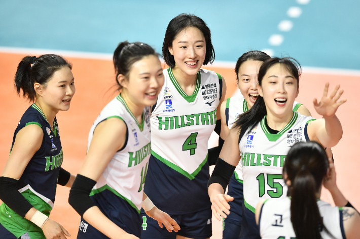 기뻐하는 현대건설 선수들과 양효진(왼쪽 두 번째). 한국배구연맹