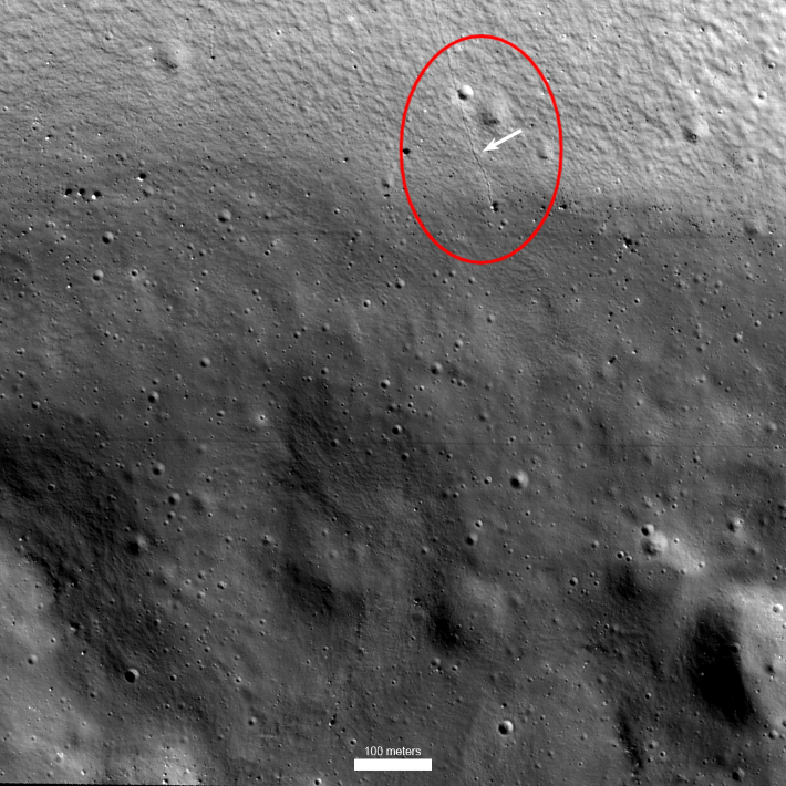 NASA 쉐도우캠이 달의 남극에 위치한 섀클턴 분화구 내부의 영구음영지역을 촬영한 사진. 경사진 분화구에서 직경 5m의 바위가 굴러 떨어진 경로(붉은 원)가 상세하게 보인다. 한국항공우주연구원·미국 애리조나주립대학교 제공