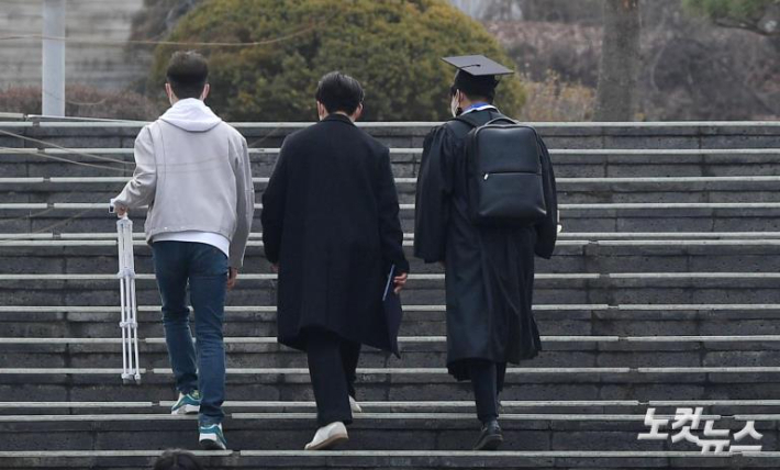 서울 시내 한 대학교 학위수여식에서 졸업생들이 계단을 오르고 있다.