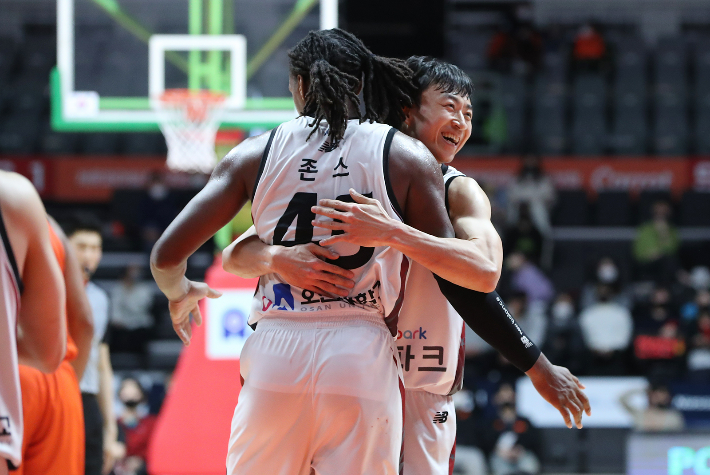 수원 KT 재로드 존스와 김영환. KBL