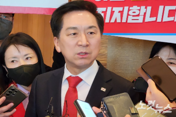 김기현 의원이 기자들과 질의응답을 하고 있다. 이규현 기자