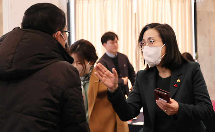 김현숙 여성가족부 장관이 출입기자들과 인사를 나누는 모습이다. 여성가족부 제공