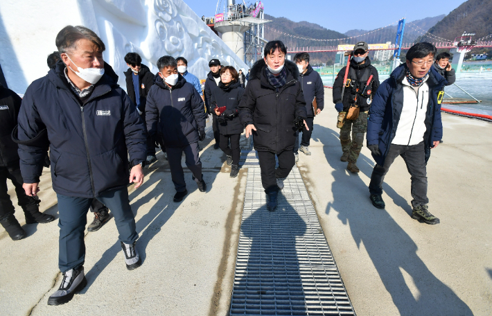 주말 비소식이 예상됨에 따라 최문순 화천군수와 실과소장, (재)나라 관계자들이 12일 산천어축제장 곳곳에 설치된 배수관로와 맨홀, 여수로 등을 점검하고 있다.  화천군 제공 