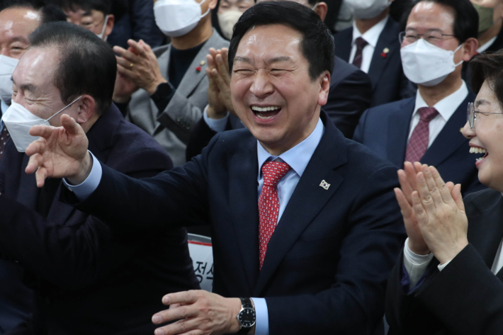 국민의힘 당권주자인 김기현 의원이 지난 9일 서울 여의도 자신의 '이기는 캠프' 개소식에서 참석자들과 함께 활짝 웃고 있다. 오른쪽은 부인인 이선애씨. 연합뉴스