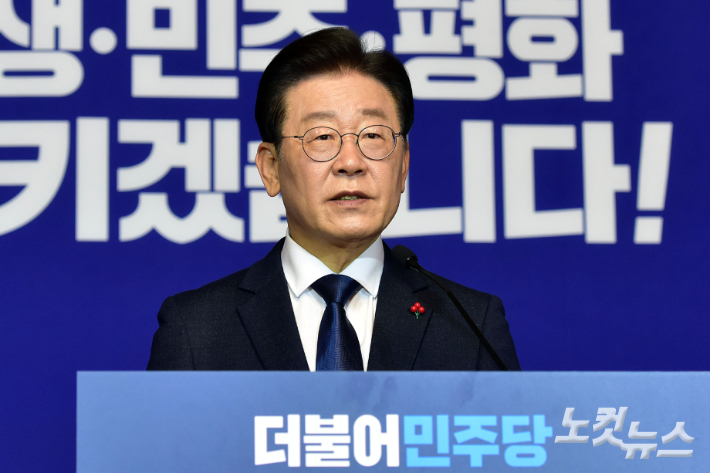 더불어민주당 이재명 대표가 12일 서울 여의도 국회 사랑재에서 2023 신년 기자회견을 하고 있다. 윤창원 기자