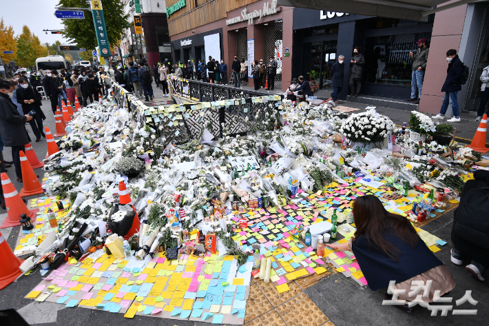 3일 서울 용산구 이태원역 1번 출구 앞에 마련된 '이태원 사고' 희생자 추모 공간에서 시민들이 희생자들을 추모하고 있다. 류영주 기자