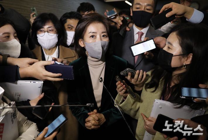 국민의힘 당권주자로 거론되며 저출산고령사회위원회 부위원장직 사의를 표명한 나경원 전 의원이 11일 서울 여의도 중앙당사에서 열린 국민의힘 서울시당 신년인사회를 마치고 나서며 취재진의 질문에 답변하고 있다. 윤창원 기자