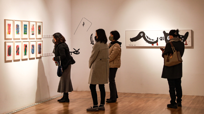 관람객들이 노은님 작가 전시를 보고 있다. 경주엑스포대공원 제공