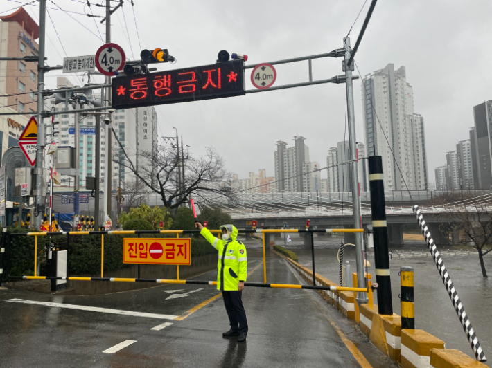 13일 오전 부산 세병교 진입로 앞에서 경찰이 차량 통행을 통제하고 있다. 부산경찰청 제공