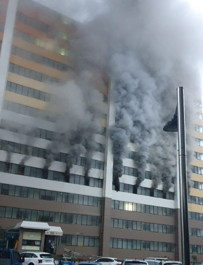 13일 광주 북구 문흥동 한 아파트에 화재가 난 모습. 독자 제공