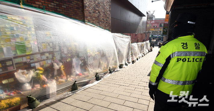 지난달 6일 서울 용산구 이태원 핼러윈 참사 현장에 추모객들이 놓은 추모메시지와 국화꽃 등이 비닐에 쌓여 있다. 황진환 기자
