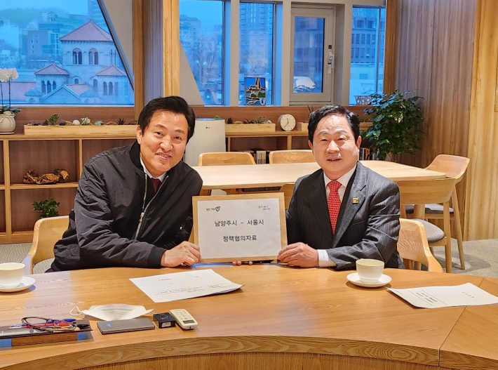 주광덕 남양주시장(오른쪽)이 13일 오세훈 서울시장을 만나 불암산 터널 개설과 강변북로 BTX 추진 등에 대해 서울시의 적극적인 협조를 요청했다. 남양주시 제공