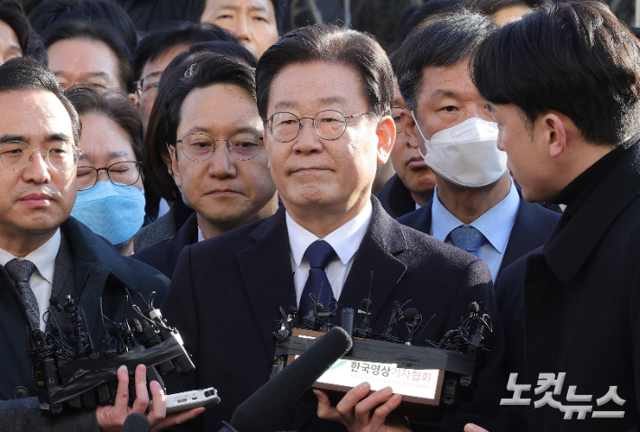 이재명 더불어민주당 대표가 지난 10일 경기도 성남지청에 성남FC 후원금 의혹과 관련해 출석하고 있다. 사진공동취재단