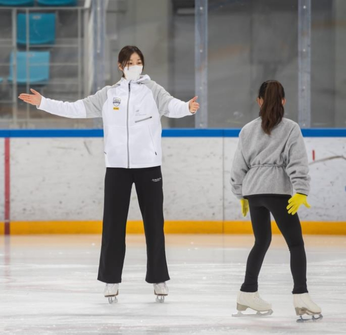 피겨퀸 김연아(왼쪽)가 14일 강원도 강릉하키센터에서 열린 2018 평창기념재단 피겨스케이팅 아카데미에서 선수들을 지도하고 있다. 2018 평창기념재단