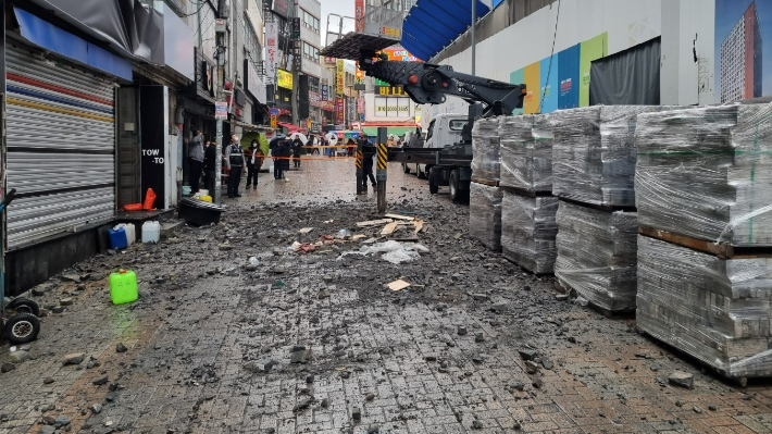 15일 부산 중구 남포동의 한 공사현장에서 타워크레인으로 옮기던 벽돌 더미가 인근 도로로 쏟아져 1명이 숨지고 2명이 다치는 사고가 발생했다. 부산소방재난본부
