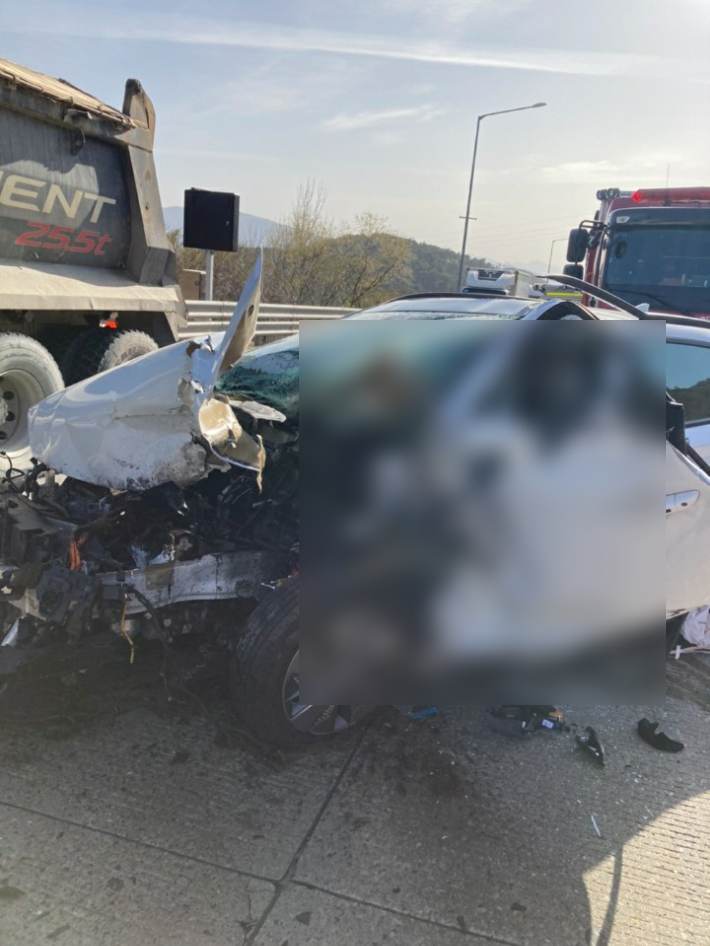 고속도로 내 화물차-SUV 충돌사고 현장. 순천소방서 제공 