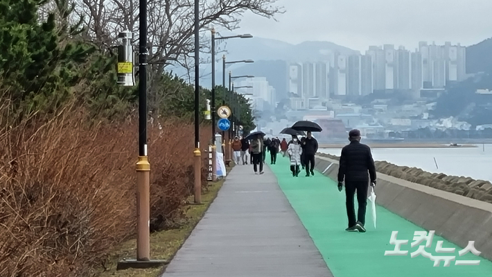 15일 부산 강서구 명지 갈맷길에서 시민들이 산책을 즐기고 있다. 김혜민 기자