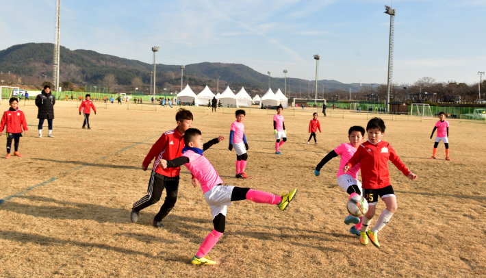 경주에서 동계훈련을 하고 있는 축구 유망주들. 경주시 제공