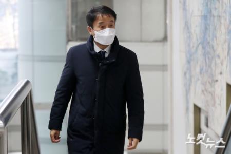 한병도 의원, 하명수사 의혹 공판 출석