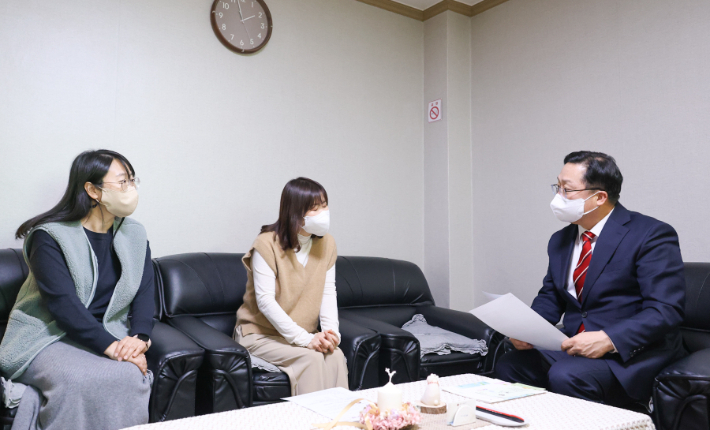 설을 맞아 사회복지시설을 방문한 이장우 대전시장(우측). 대전시 제공