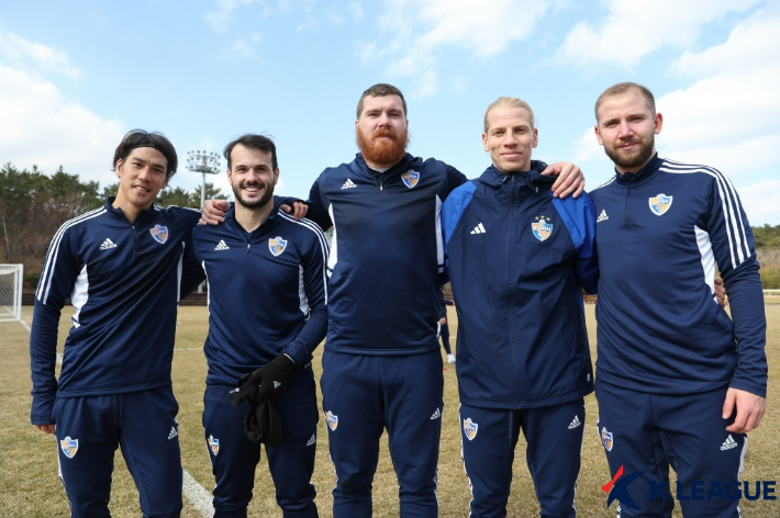 울산 현대에 입단한 외국인 선수들. 왼쪽부터 에사카, 바코, 마틴 아담, 루빅손, 보야니치. 한국프로축구연맹