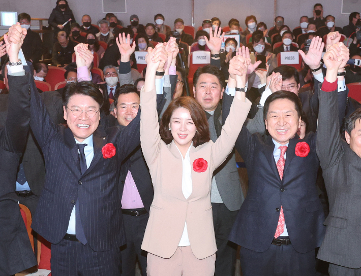 신년인사회 기념촬영하는 김기현·장제원·배현진     (서울=연합뉴스) 임화영 기자 = 국민의힘 차기 당 대표 경선에 출마한 김기현 의원(오른쪽)이 5일 오후 서울 송파구민회관에서 열린 국민의힘 송파을 신년인사회에서 장제원 의원, 배현진 의원 등 국민의힘 의원들과 기념촬영을 하고 있다. 2023.1.5     hwayoung7@yna.co.kr (끝)   연합뉴스