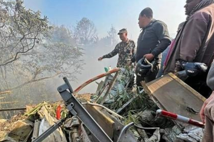사진은 추락한 항공기 잔해가 남아있는 네팔 포카라에서 구조요원들이 모여 있는 모습. 연합뉴스