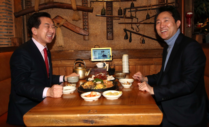 국민의힘 당권 주자인 김기현 의원(왼쪽)이 15일 오후 서울시내 한 식당에서 회동을 하고 있다. 연합뉴스