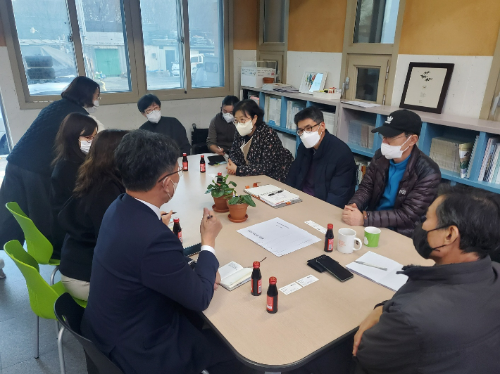 창원시 기후환경국이 환경단체를 방문해 간담회를 하고 있다. 창원시 제공