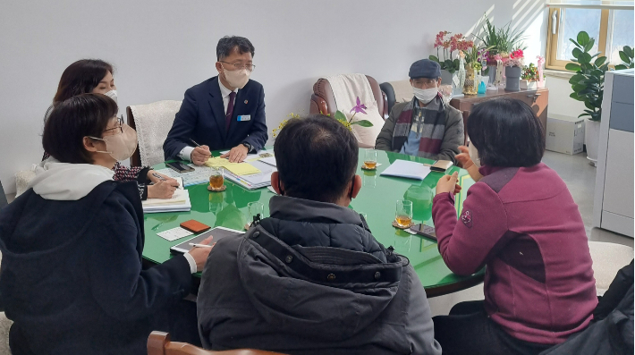 창원시 기후환경국이 환경단체와 간담회를 하고 있다. 창원시 제공