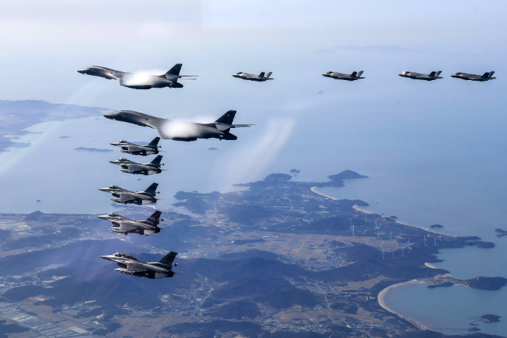작년 11월 '비질런트 스톰' 한미연합공중훈련서 한국군 F-35 및 미군 F-16 전투기가 비행하는 모습. 연합뉴스