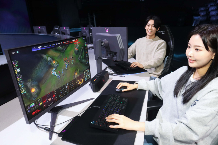 모델들이 '리그 오브 레전드'의 국내 리그(LCK)와 유럽 리그(LEC)의 공식 모니터로 선정된 LG 울트라기어 게이밍모니터 신제품을 체험하고 있다. LG전자 제공